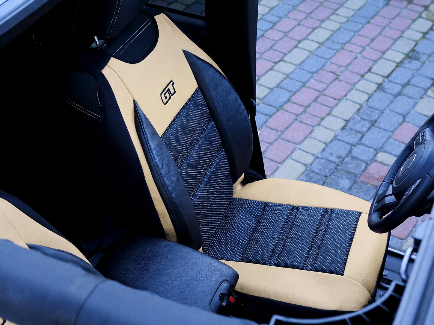 Dettaglio del coprisedile ergonomico GT Ergonomic sul sedile conducente
