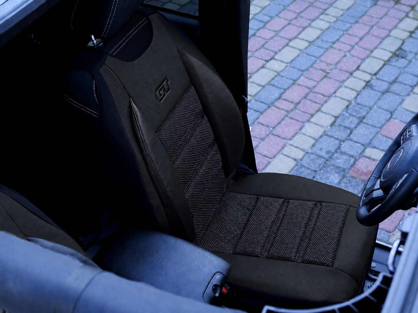 Dettaglio del coprisedile ergonomico GT Ergonomic sul sedile conducente