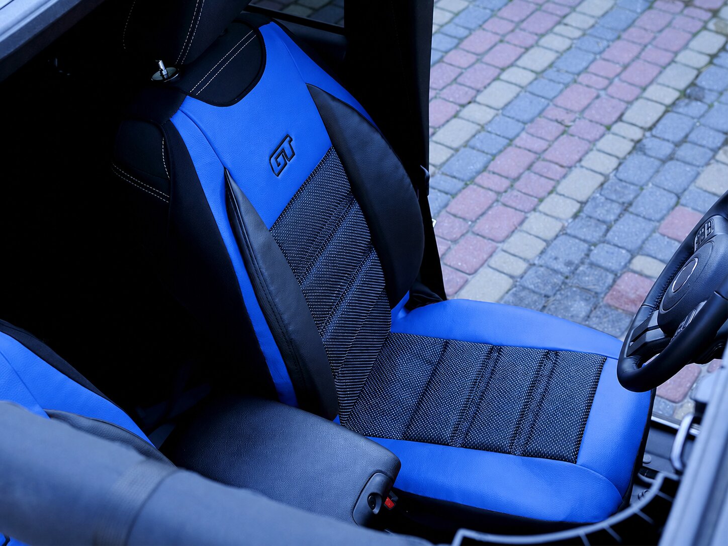 Dettaglio del coprisedile ergonomico GT Ergonomic sul sedile conducente