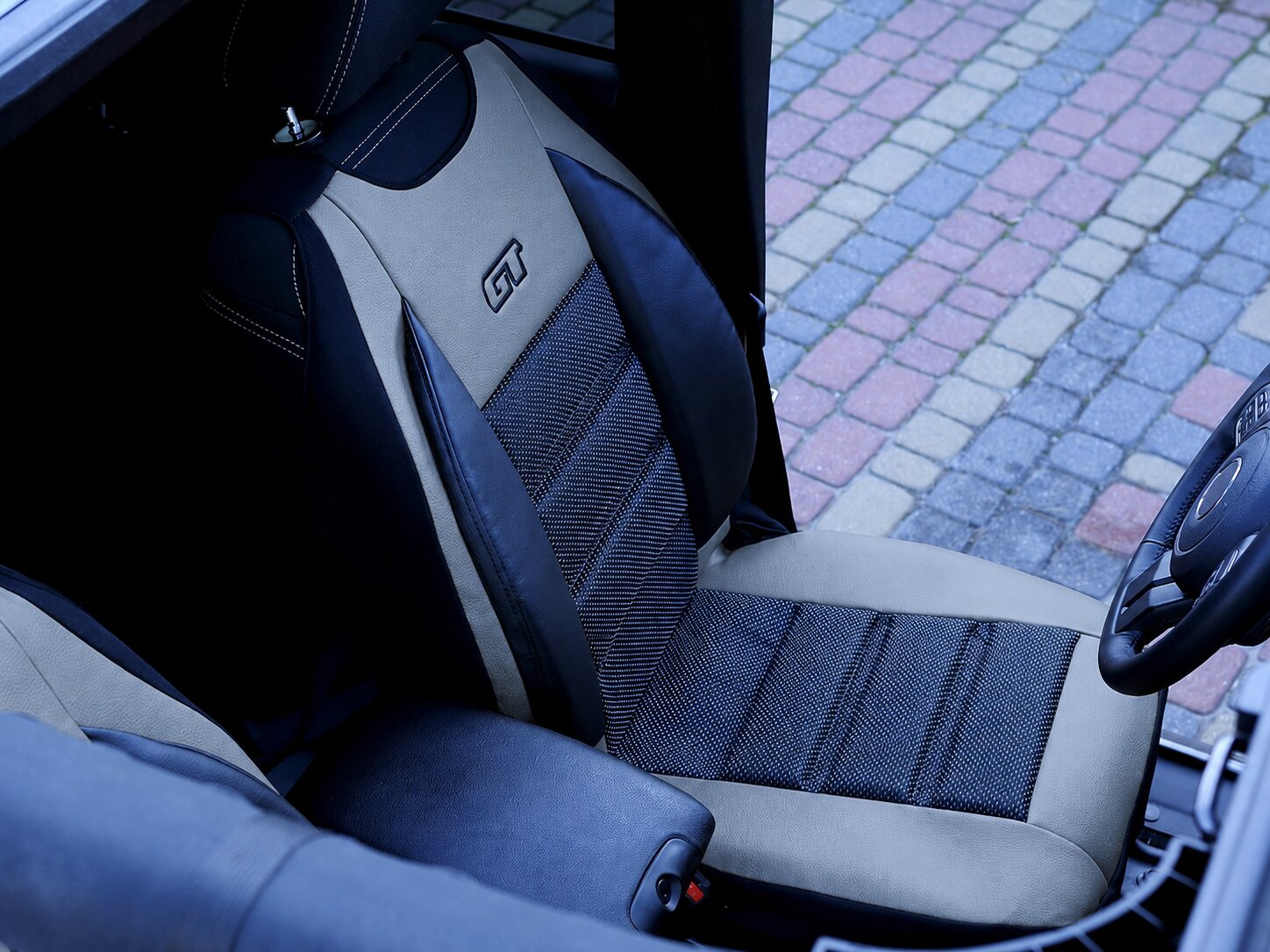 Dettaglio del coprisedile ergonomico GT Ergonomic sul sedile conducente