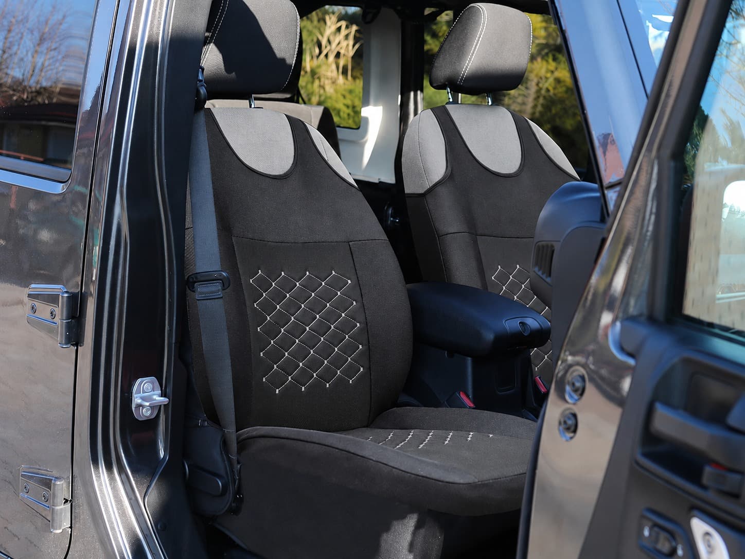 Coprisedili auto a maglietta Motive neri con cuciture grigie montati sui sedili anteriori dell’auto