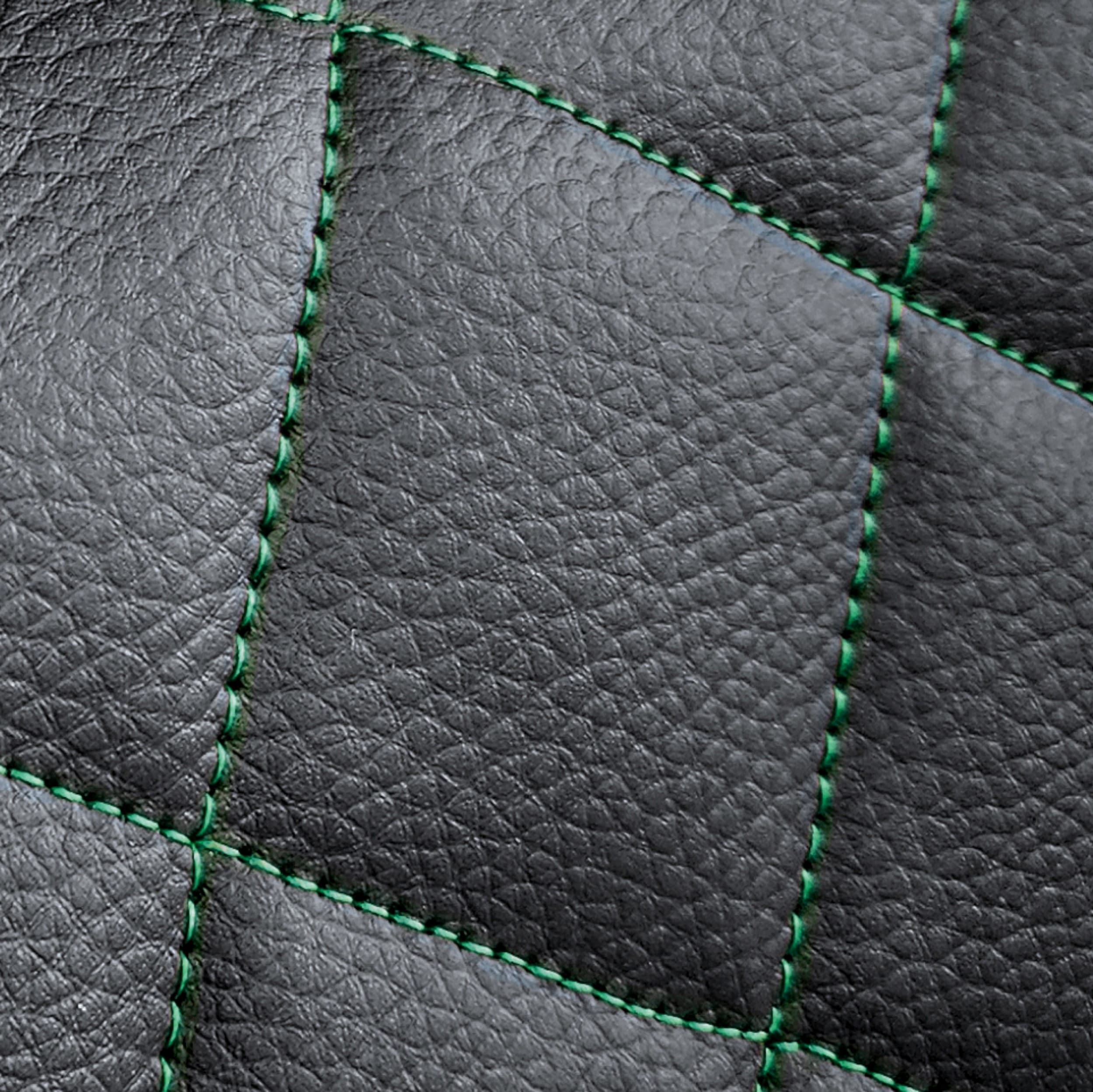 Coprisedili Perfect Line - dettaglio della trapuntatura a rombi con filo verde su ecopelle nera