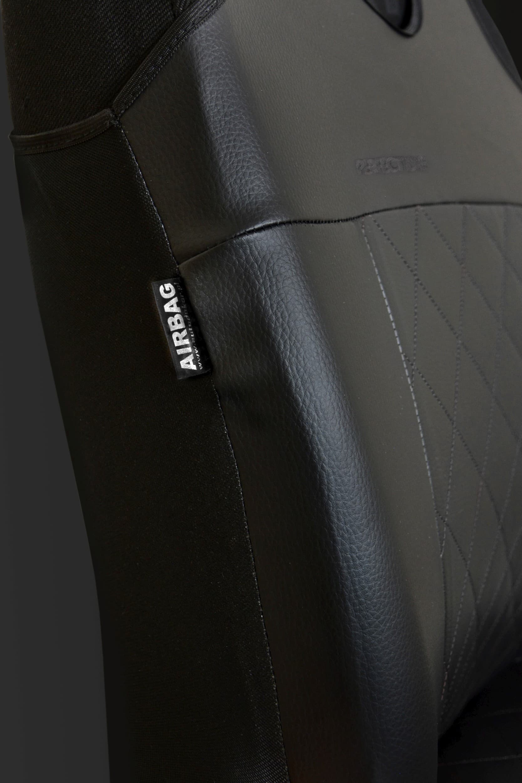 Dettaglio della cucitura certificata per airbag laterali