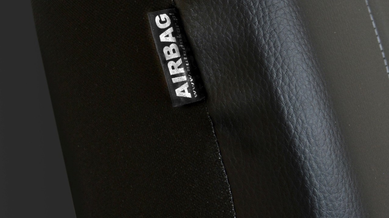Dettaglio dell'etichetta AIRBAG certificata sul lato del coprisedile nero