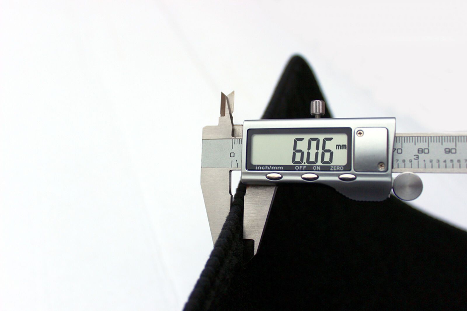 Misurazione dello spessore del tappetino auto con calibro